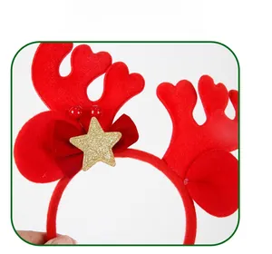 Détail d'un serre-tête bois de renne rouge avec peluche et étoile dorée brillante