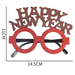 Détail de lunettes rouges Happy New Year avec paillettes dorées et dimensions du produit