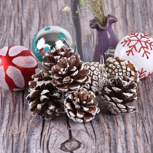 Piñas naturales con spray de nieve blanca para decoración de árboles de Navidad en madera
