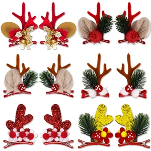 Set mit Weihnachts-Rentier-Haarspangen mit Bommeln Glöckchen und Beeren auf weißem Grund