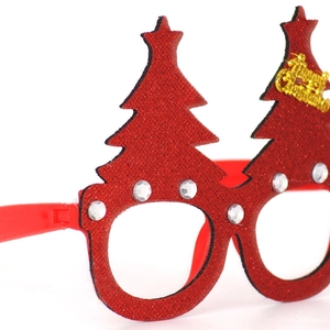 Detail von rotem Glitzer-Weihnachtsbaum-Brillengestell mit Strass und Merry Christmas-Schild