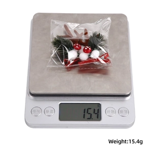 Details zum Gewicht der Weihnachts-Rentier-Haarspange auf einer Digitalwaage mit Dekoration
