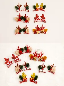 Détail de barrettes de Noël bois de renne avec cloches, champignons et décor de sapin