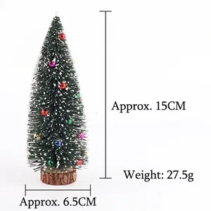 Mini-Zeder-Weihnachtsbaum mit bunten Glocken und Holzsockel für die Tischdekoration