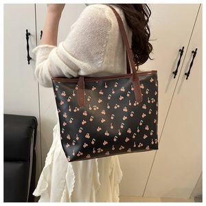 Détail du sac cabas à imprimé cerise sur mannequin montrant sa grande capacité de rangement