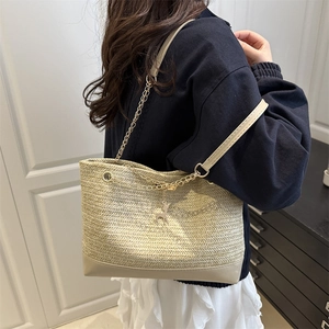 Minimalist straw tote bag with gold giraffe charm and chain strap for summer style