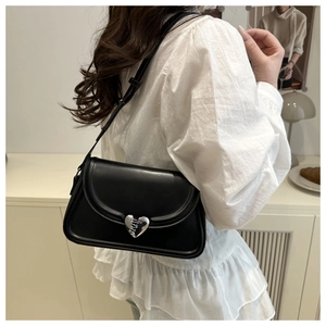 Vue détaillée du sac sous le bras en cuir verni noir avec boucle en métal coeur argenté