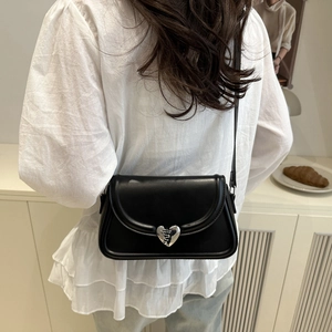 Petit sac carré noir en cuir brillant avec boucle en cœur argentée au style français chic