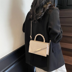Sac à bandoulière chic pour femme couleur champagne avec paillettes et poignée tressée