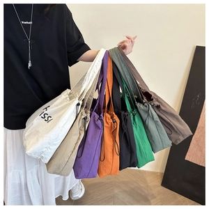 Vue détaillée de plusieurs sacs fourre-tout en toile à cordon en couleurs variées