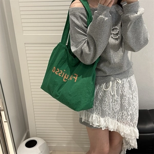 Sac fourre-tout en nylon vert léger avec lettrage orange et bandoulière grande capacité