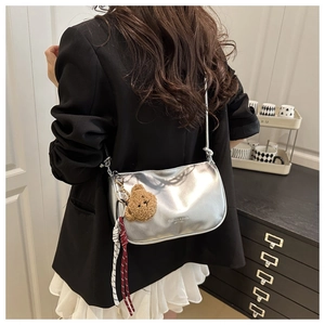 Sac bandoulière argenté avec pendentif ours mignon et détail de corde tressée