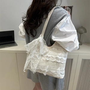Sac fourre-tout d'été en dentelle blanche avec un grand nœud pour les vacances à la plage