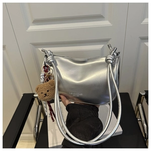 Sac bandoulière argenté en cuir miroir avec un ours en peluche et ruban rayé