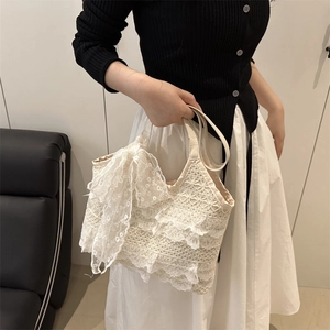 Élégant sac cabas de plage en dentelle blanc cassé avec nœud pour un look de vacances