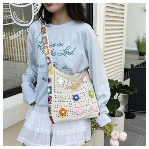 Détail du sac bandoulière crocheté à la main avec fleurs 3D et sangle ethnique colorée