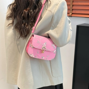 Sac bandoulière rose avec broderie florale et boucle goutte dorée pour la mode d'été