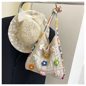Sac à main en crochet avec fleurs 3D et chapeau de soleil en dentelle sur un cintre