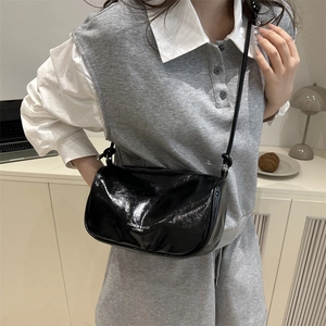 Sac bandoulière en cuir noir brillant avec lettrage blanc et fine bandoulière réglable