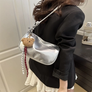 Sac bandoulière argenté métallisé avec charm ours et texte fashion sur le devant