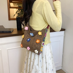 Sac bandoulière au crochet fait main avec fleurs colorées de style bohème chic