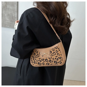 Détail du sac léopard avec boucle en métal et finition en similicuir lisse de qualité