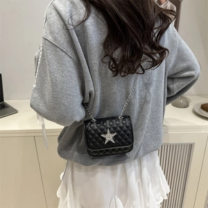 Sac bandoulière matelassé noir avec étoile en strass argentés et fine chaîne chic