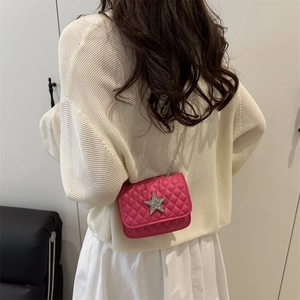Sac bandoulière matelassé magenta avec boucle étoile argentée et bandoulière en chaîne