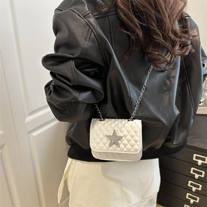 Petit sac bandoulière matelassé blanc chic avec étoile en cristal et chaîne en métal