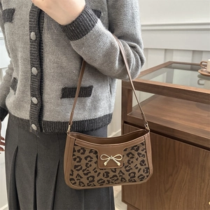 Sac sous le bras chic à imprimé léopard avec boucle nœud doré porté à l'épaule