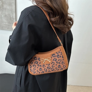 Sac sous le bras tendance à imprimé léopard avec nœud doré et bordure en cuir marron