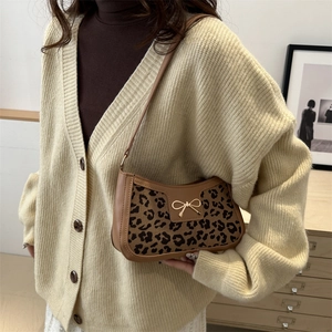 Sac sous le bras à imprimé léopard avec boucle en nœud doré, style d'automne hiver