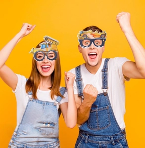 Lunettes de fête chantier pour enfants avec designs d'excavatrice et grue jaunes
