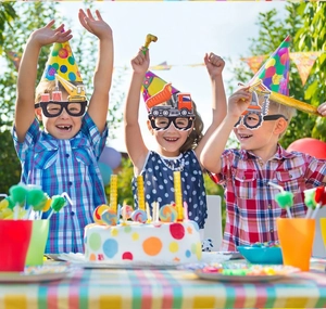 Enfants à une fête portant des lunettes en papier sur le thème des travaux publics