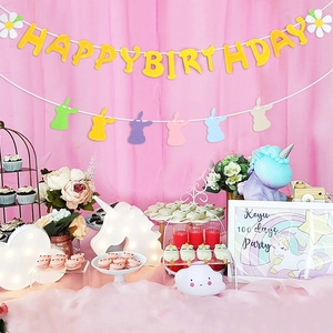 Detail van vilt Happy Birthday banner en kleurrijke konijnenslinger voor kinderfeestje