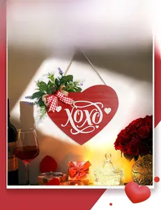 Détail d'un panneau cœur en bois rouge avec inscription XOXO et nœud floral décoratif