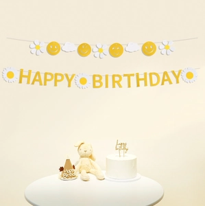 Detail van gele Happy Birthday slinger met madeliefje, lachgezicht en wolken hangertjes