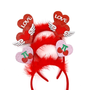 Détail de serre-têtes en plumes rouges avec ailes de cœur à paillettes et mot LOVE