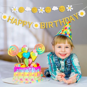 Vilt Happy Birthday slinger met madeliefjes en smileys voor kinderfeest decoratie