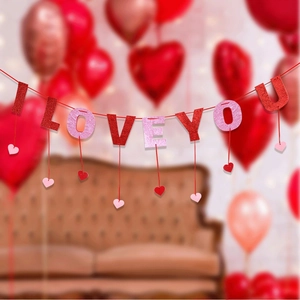 Détail de la bannière I LOVE YOU pailletée avec cœurs pour la Saint-Valentin