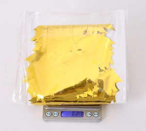 Detailed weight measurement showing 62.1g of maple leaf fringe foil curtain in packaging