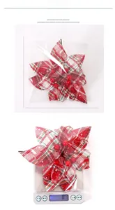 Detail van 16cm rood geruite kerstbloem met 8,1g gewichtsweergave op de weegschaal