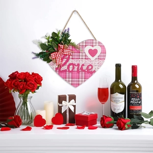 Détail d'une plaque en bois en forme de cœur avec motif à carreaux roses pour la Saint-Valentin