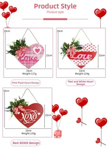 Vue détaillée de trois décorations de porte en bois en forme de cœur avec Love et XOXO