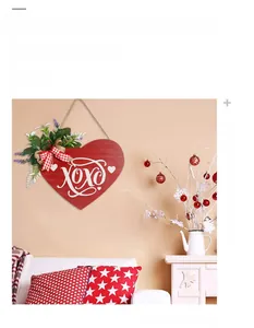 Détail d'une plaque cœur en bois rouge avec texte XOXO et nœud décoratif à carreaux