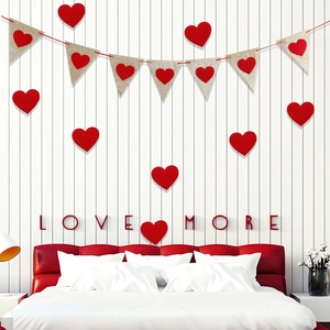 Décoration de Saint-Valentin avec lettres LOVE MORE rouges et guirlandes de cœurs