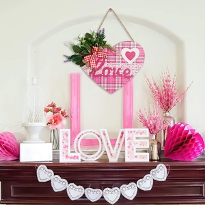 Ξύλινη καρδιά Love με ροζ καρό σχέδιο, υφασμάτινο φιόγκο και λουλούδια
