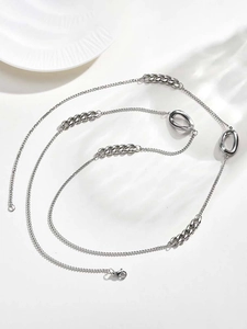 Détails du collier à chaînes argentées superposées avec anneaux ovales et fermoir mousqueton