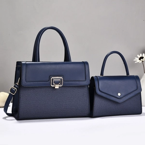 Dunkelblaues Handtaschen-Set aus Leder mit Kontrast-Webstruktur und goldenen Metallbeschlägen