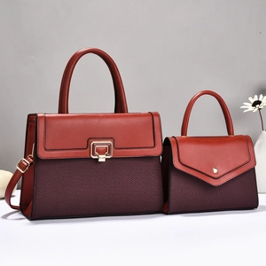 Detailansicht des Handtaschen-Sets aus rotbraunem Leder mit gewebten Texturelementen